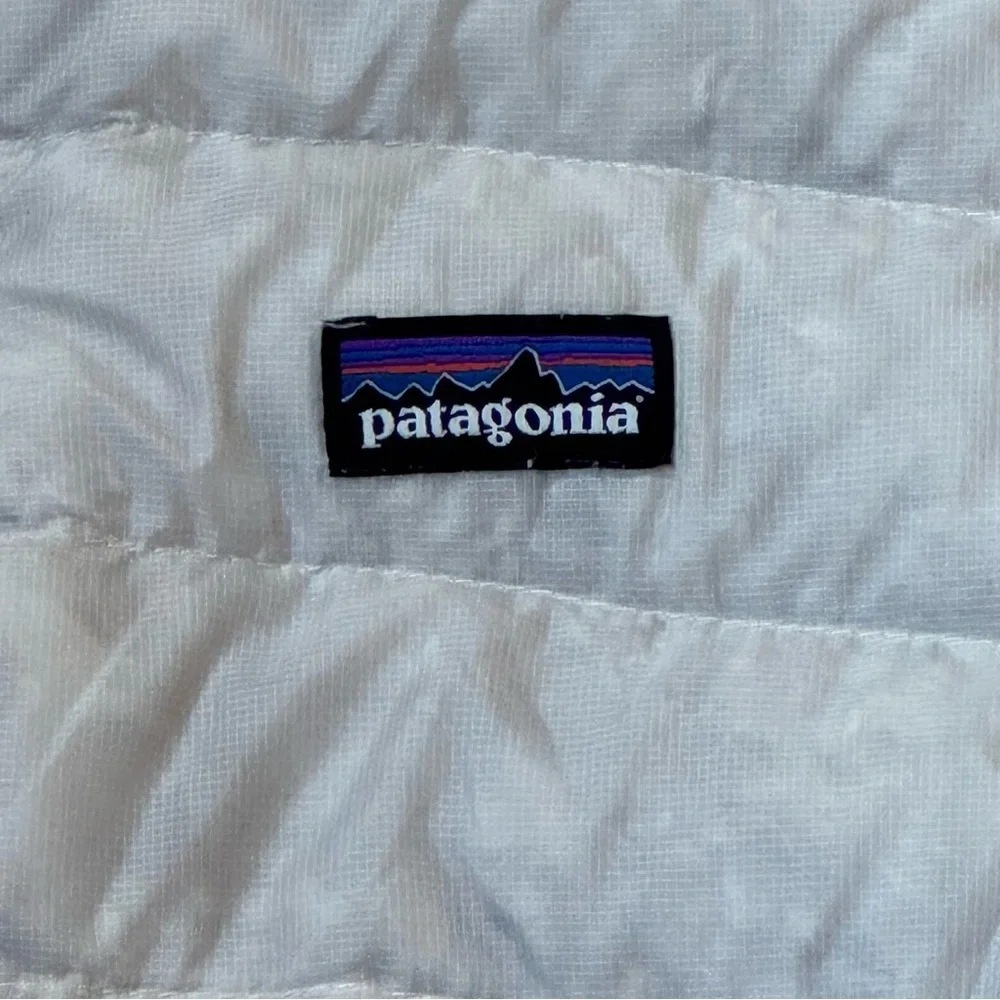 Patagonia White Puffer Jacket with Quilted Design, Pockets and Collar